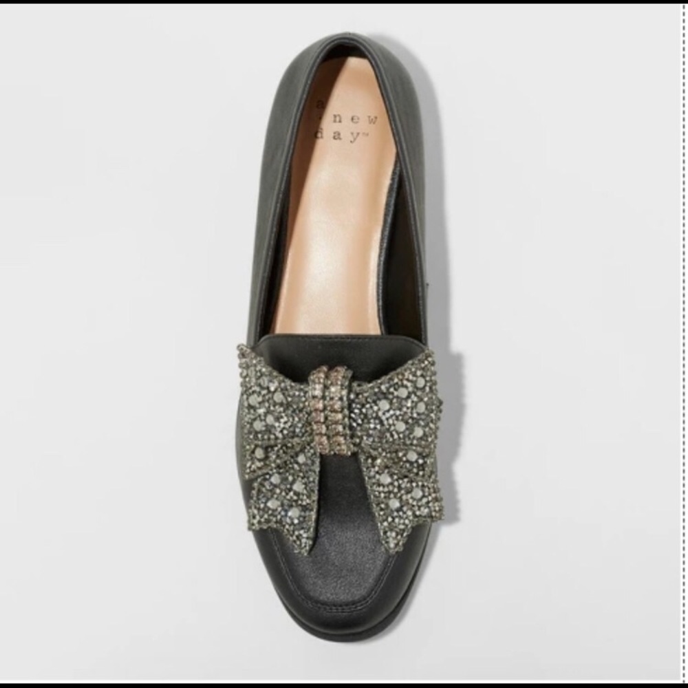 A New Day✨NWT BLACK LOAFERS WITH RHINESTONE BOW✨